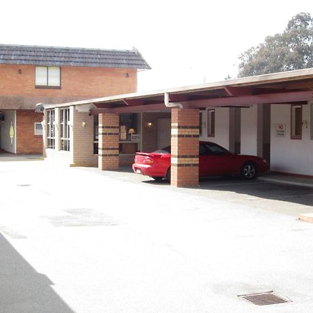Canberra Lyneham Motor Inn エクステリア 写真