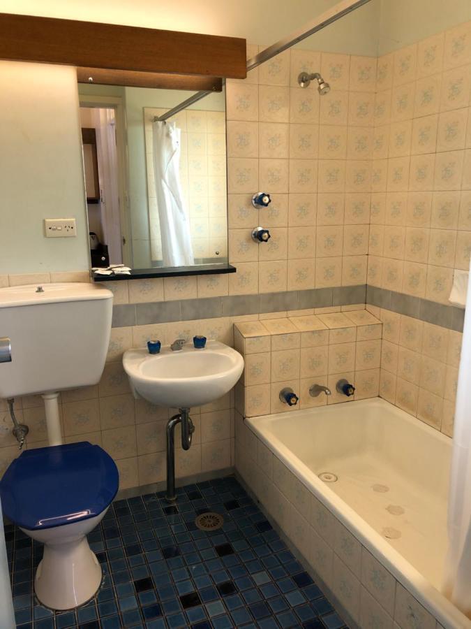 Canberra Lyneham Motor Inn エクステリア 写真