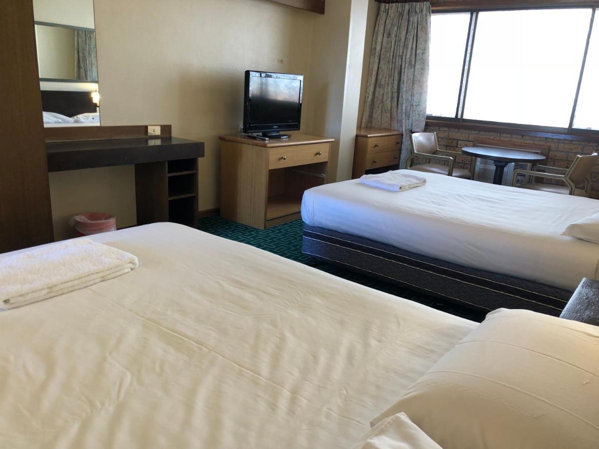 Canberra Lyneham Motor Inn エクステリア 写真