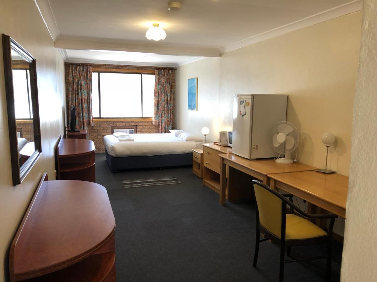 Canberra Lyneham Motor Inn エクステリア 写真