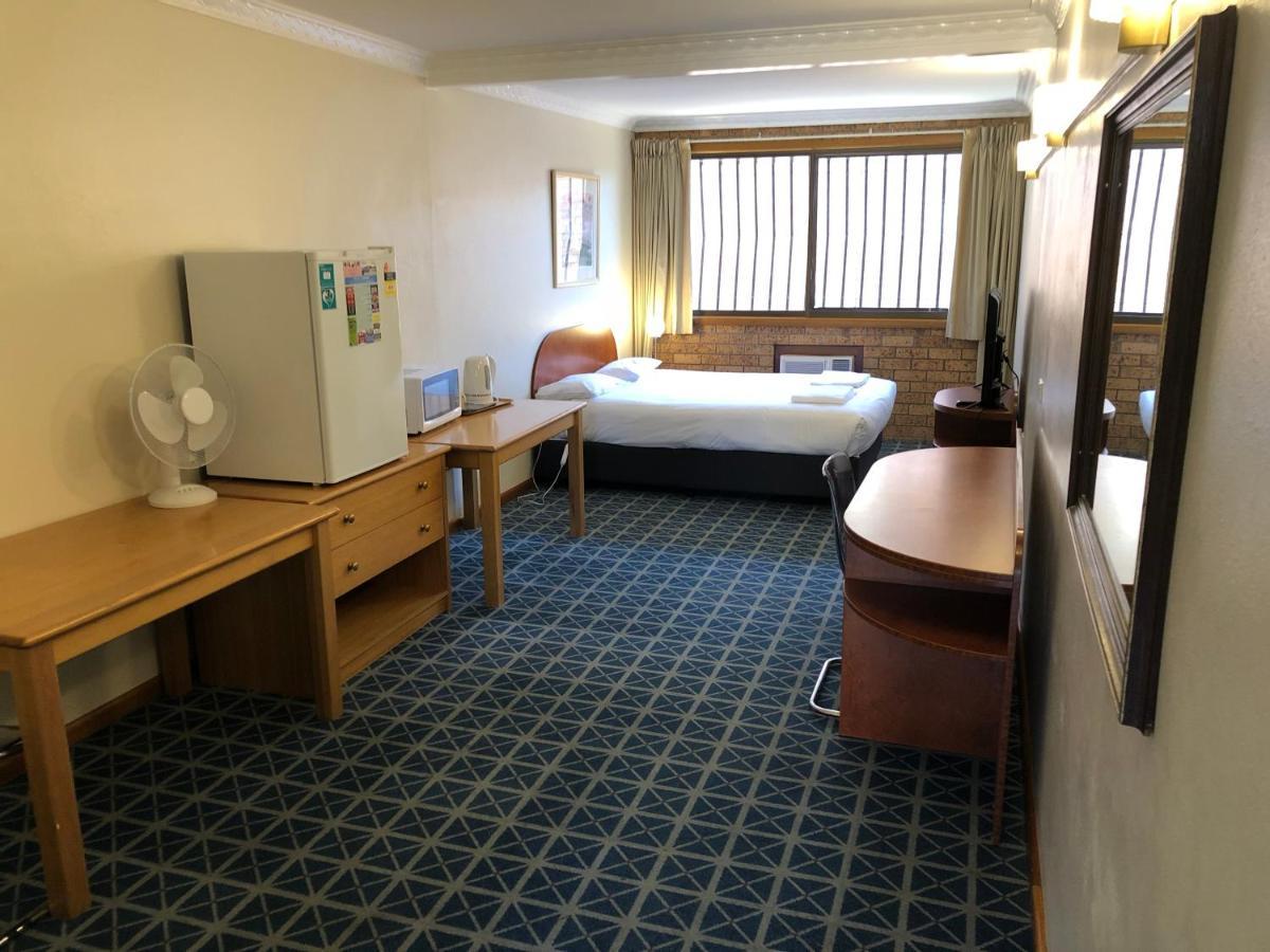Canberra Lyneham Motor Inn エクステリア 写真