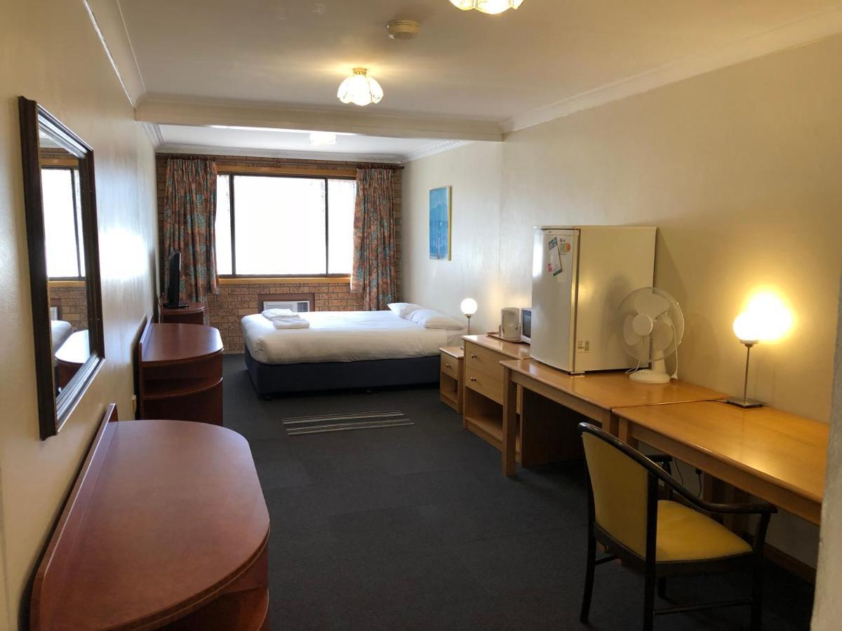 Canberra Lyneham Motor Inn エクステリア 写真