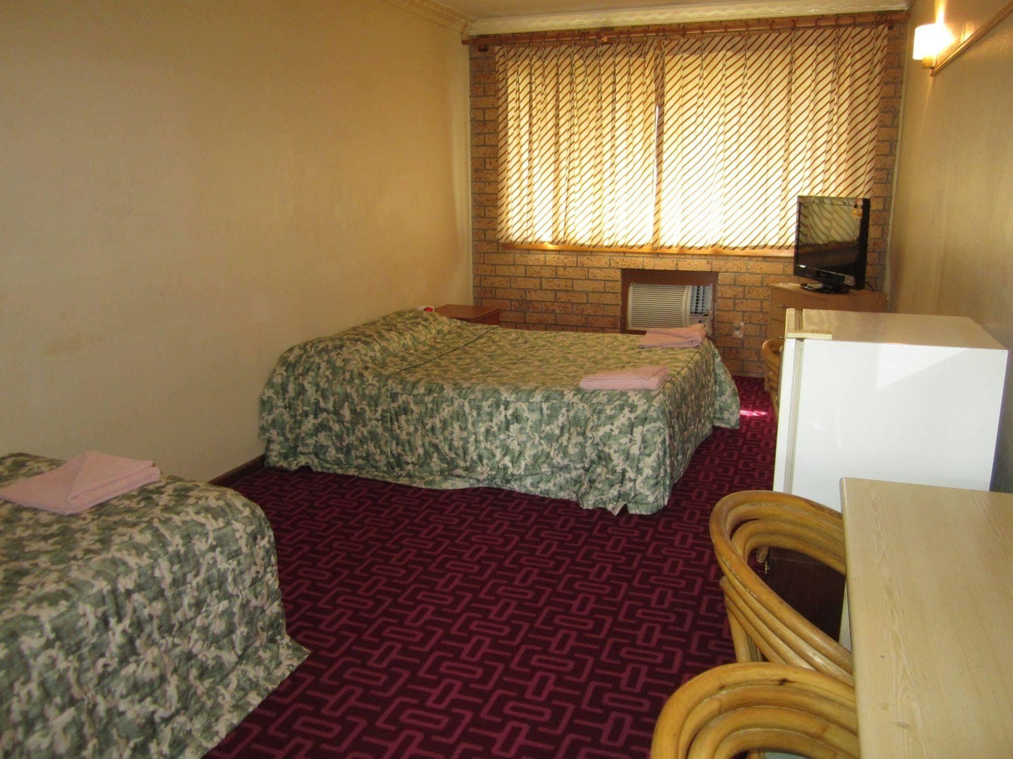 Canberra Lyneham Motor Inn エクステリア 写真