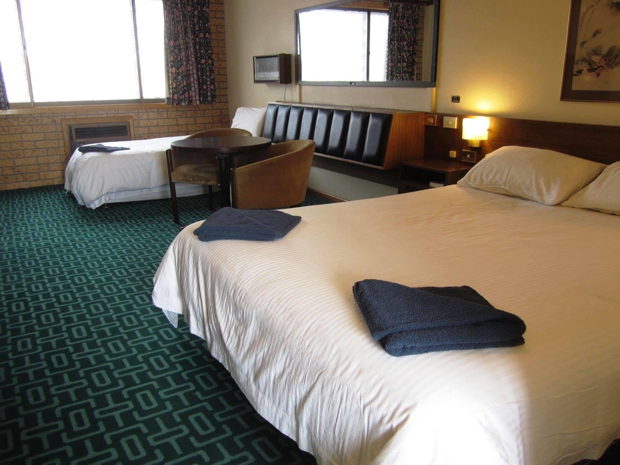 Canberra Lyneham Motor Inn エクステリア 写真