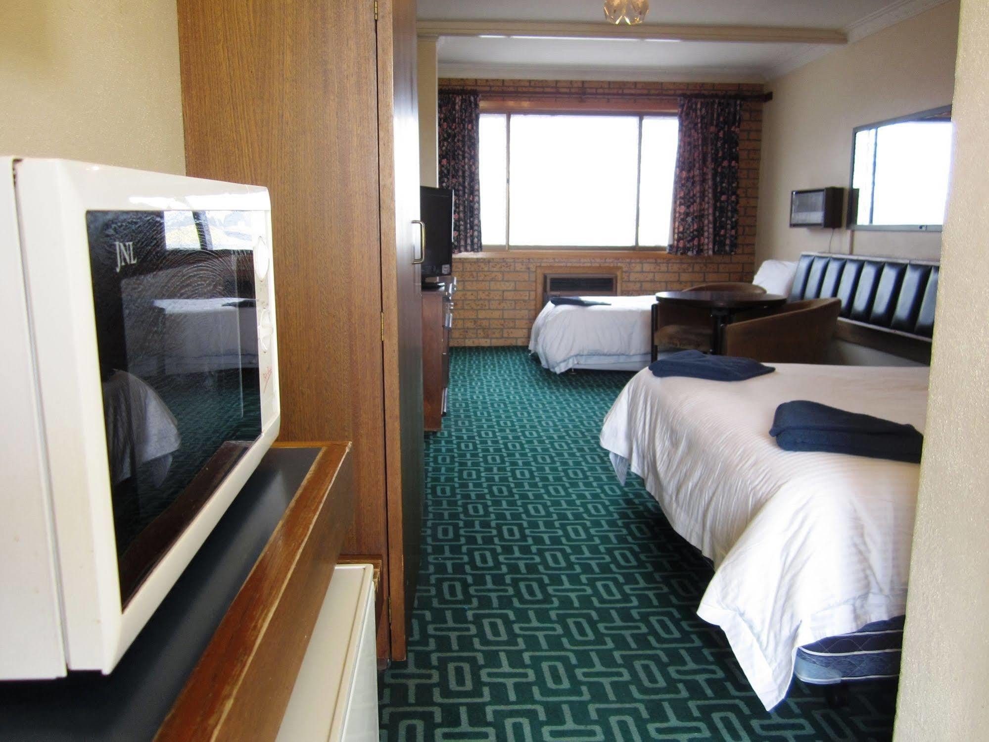 Canberra Lyneham Motor Inn エクステリア 写真