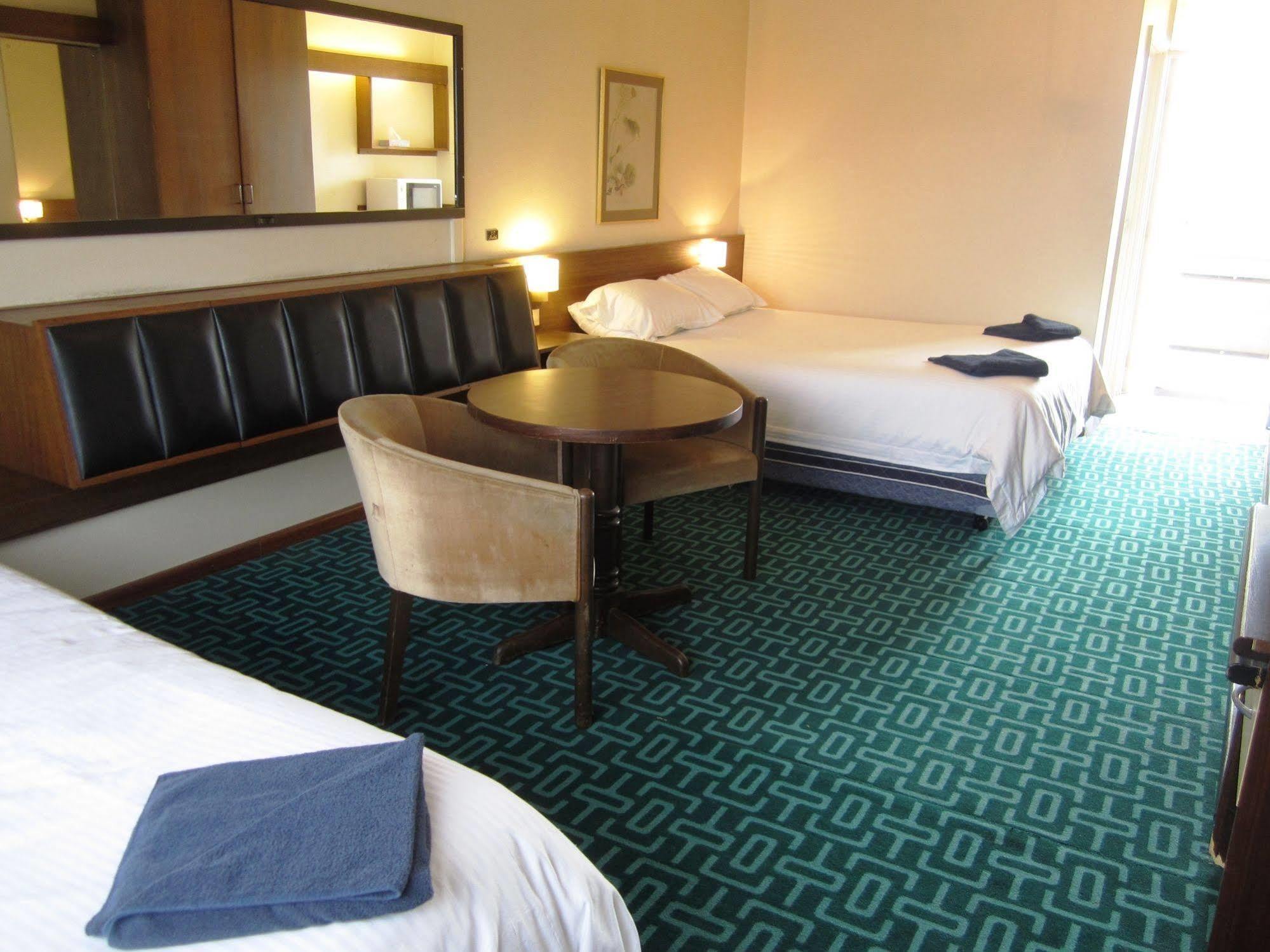 Canberra Lyneham Motor Inn エクステリア 写真