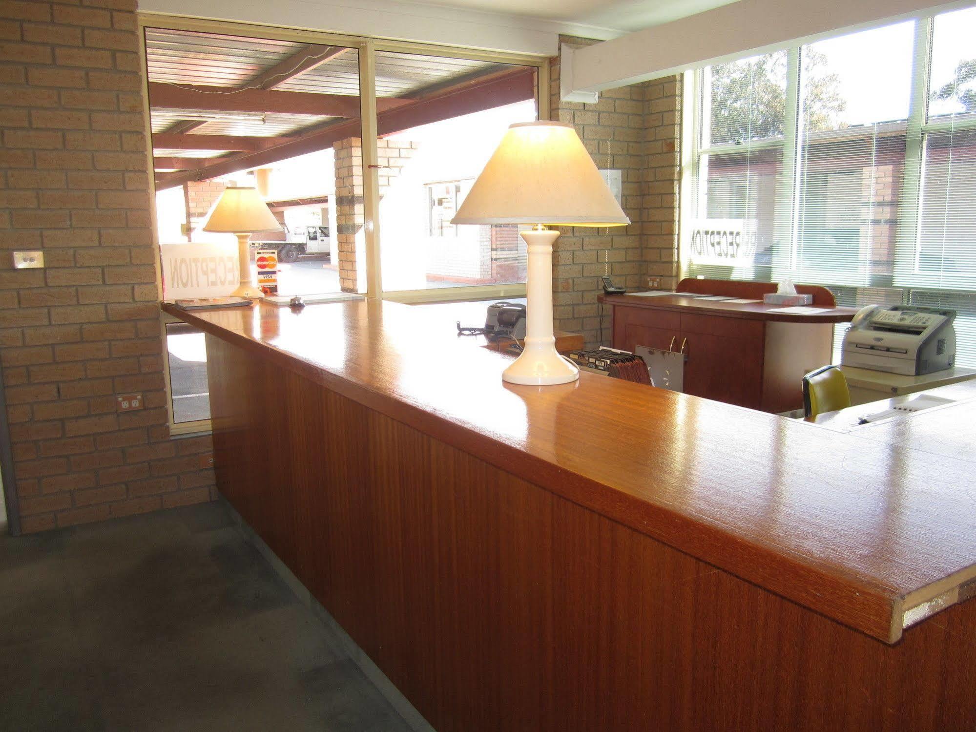 Canberra Lyneham Motor Inn エクステリア 写真